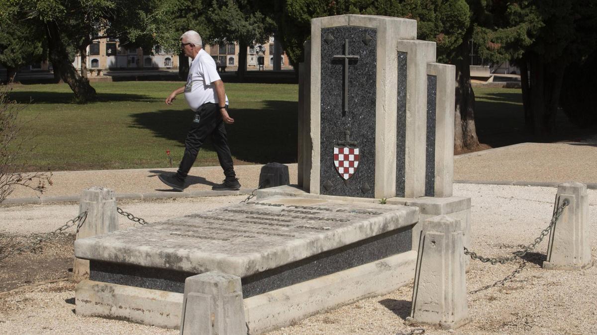 Tumba de Carcaixent en la que reposan los restos del criminal croata Vjekoslav Luburic.