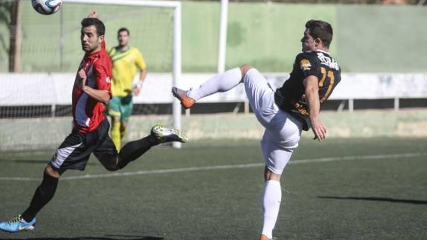 Una acción del Jove Español-Requena jugado en San Vicente.