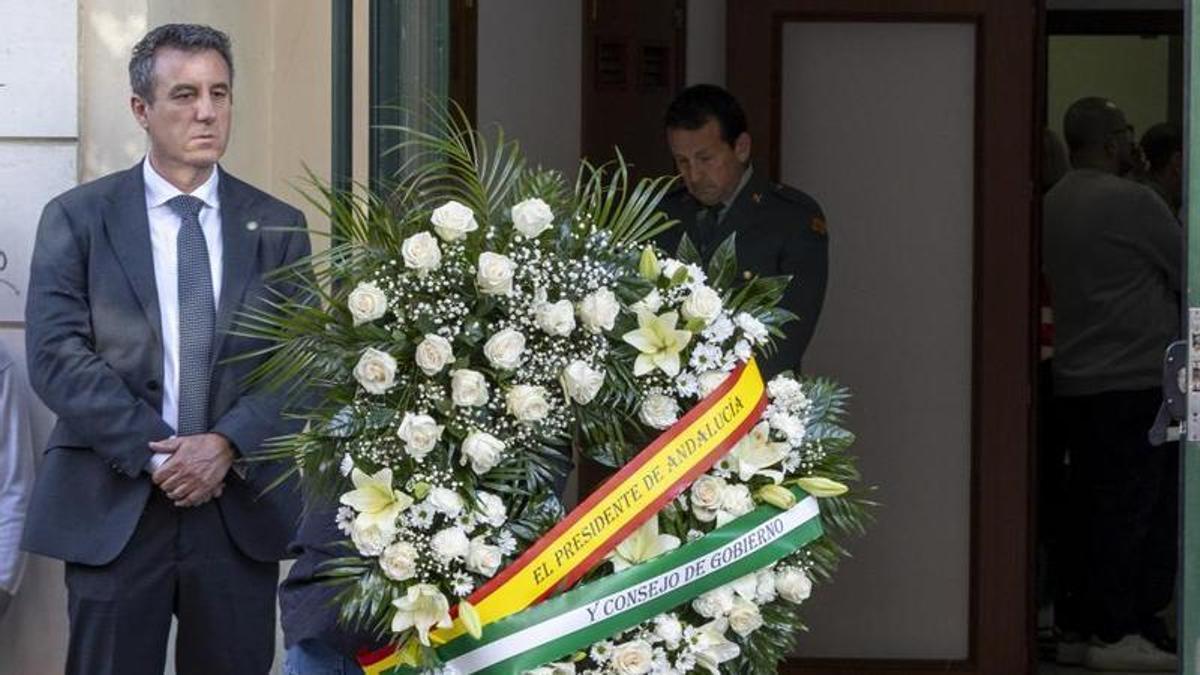 Una corona de flores enviada por la Junta de Andalucía, a la puerta de la capilla ardiente de los dos guardias civiles fallecidos este viernes.