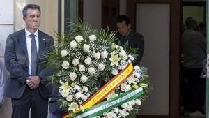 Una corona de flores enviada por la Junta de Andalucía, a la puerta de la capilla ardiente de los dos guardias civiles fallecidos este viernes.