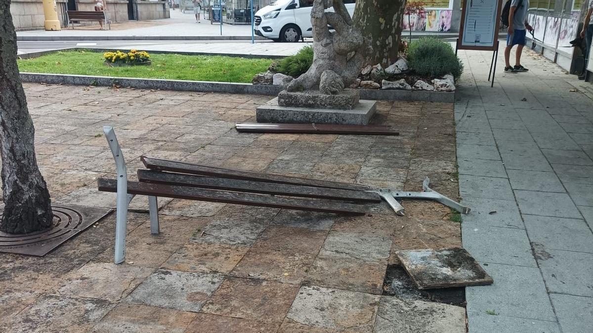 Vista del banco que apareció roto en O Grove.