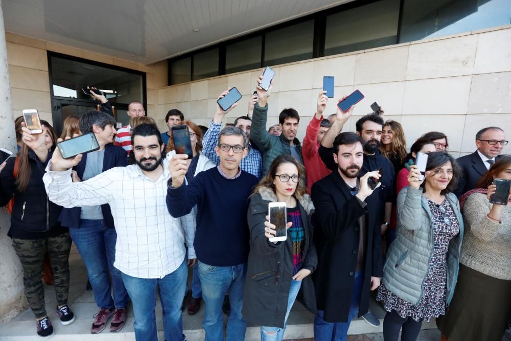 Concentración en la sede del Diario de Mallorca en favor de la libertad  de información