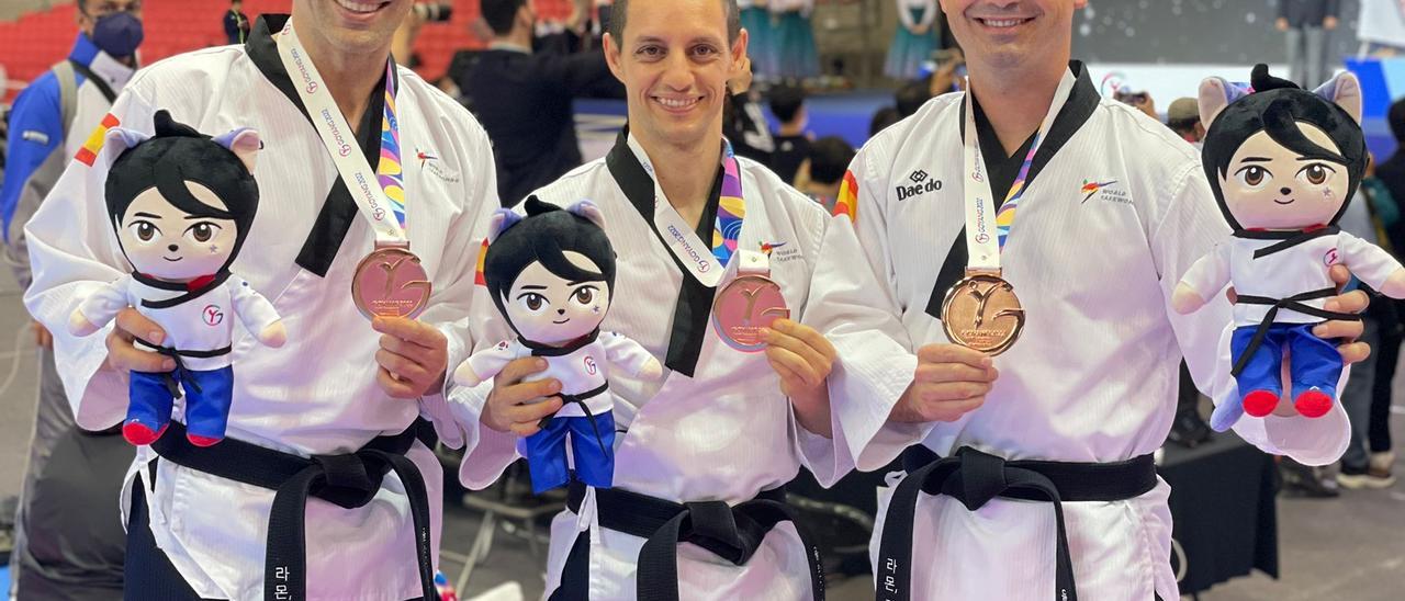 Gustavo Díaz Arenas, izquierda, y sus compañeros de selección con las medallas del Mundial