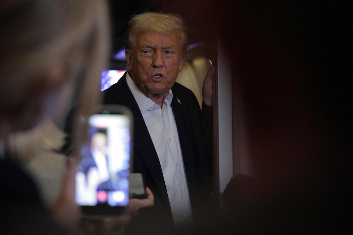 Trump atiende a los periodistas en una parada técnica del Air Force One en Inglaterra