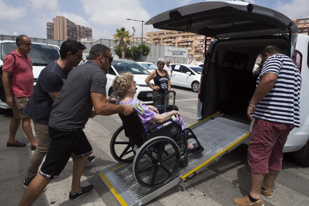 Los taxistas colapsan el centro de Alicante