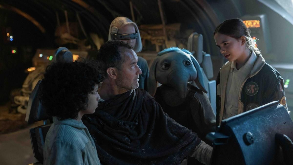De izquierda a derecha, Ravi Cabot-Conyers (Wim), Jude Law (Jod Na Nawood), Kyriana Kratter (KB), Robert Timothy Smith (Neel) y Ryan Kiera Armstrong (Fern) en 'Star wars: Tripulación perdida'.