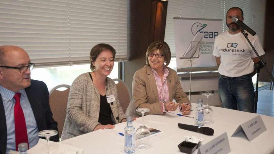 Andrés Hermida, Luz Arregui y Rosa Quintana en el congreso europeo de acuicultura, ayer, en Santa Cruz.