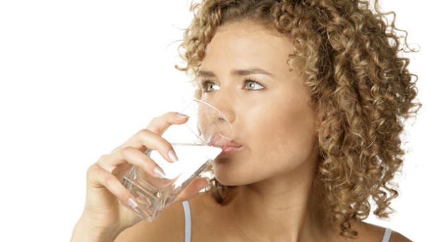 Ocho vasos de agua al día para hidratarse.