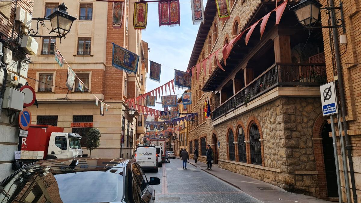 Las calles de la capital turolense ya están engalanadas para la ocasión.