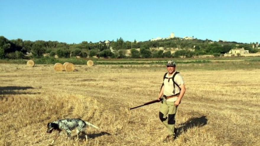 Un cazador, en una finca de Maria de la Salut