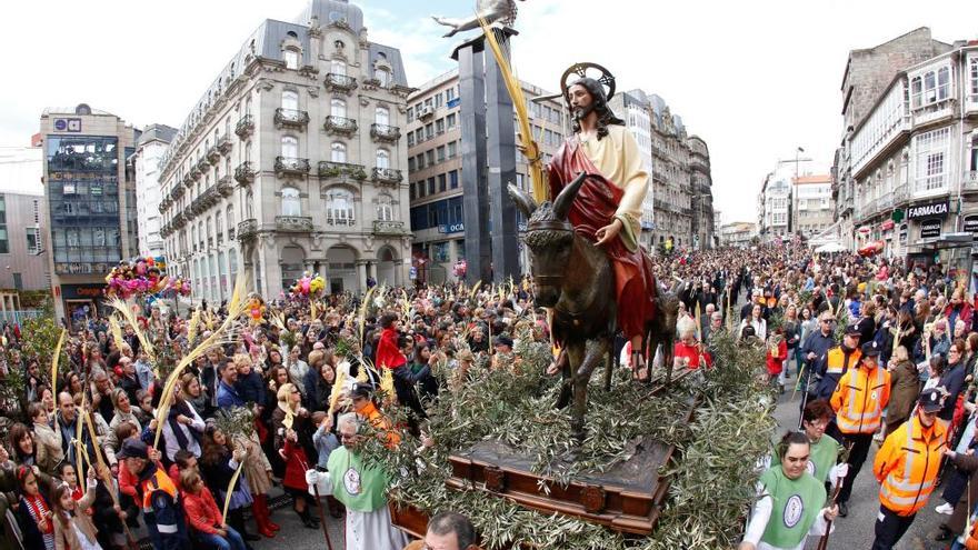 Paso de la Borriquita por Porta do Sol en 2019. // R.G.