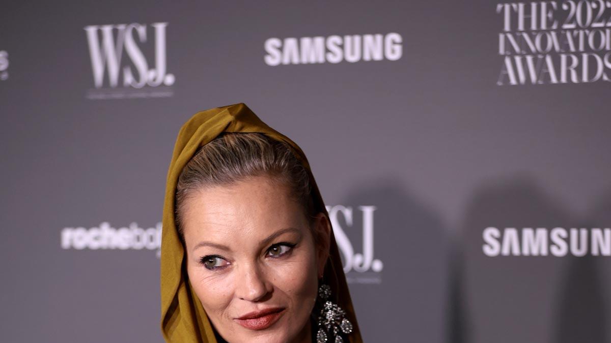 Kate Moss con vestido de Saint Laurent en los Premios Innovator 2022