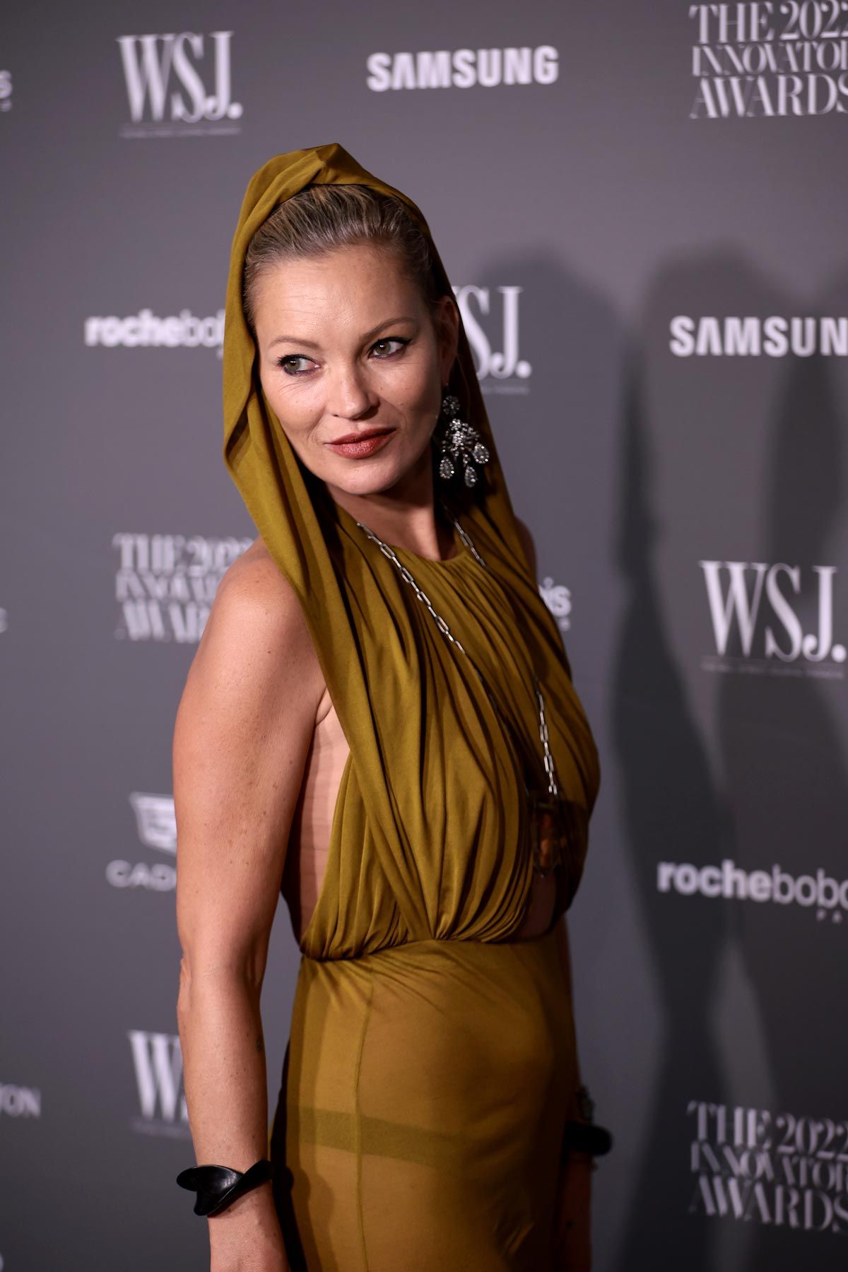 Kate Moss es la musa de la tendencia de los vestidos transparentes (y los  lleva con tanto estilo como hace 20 años) - Woman