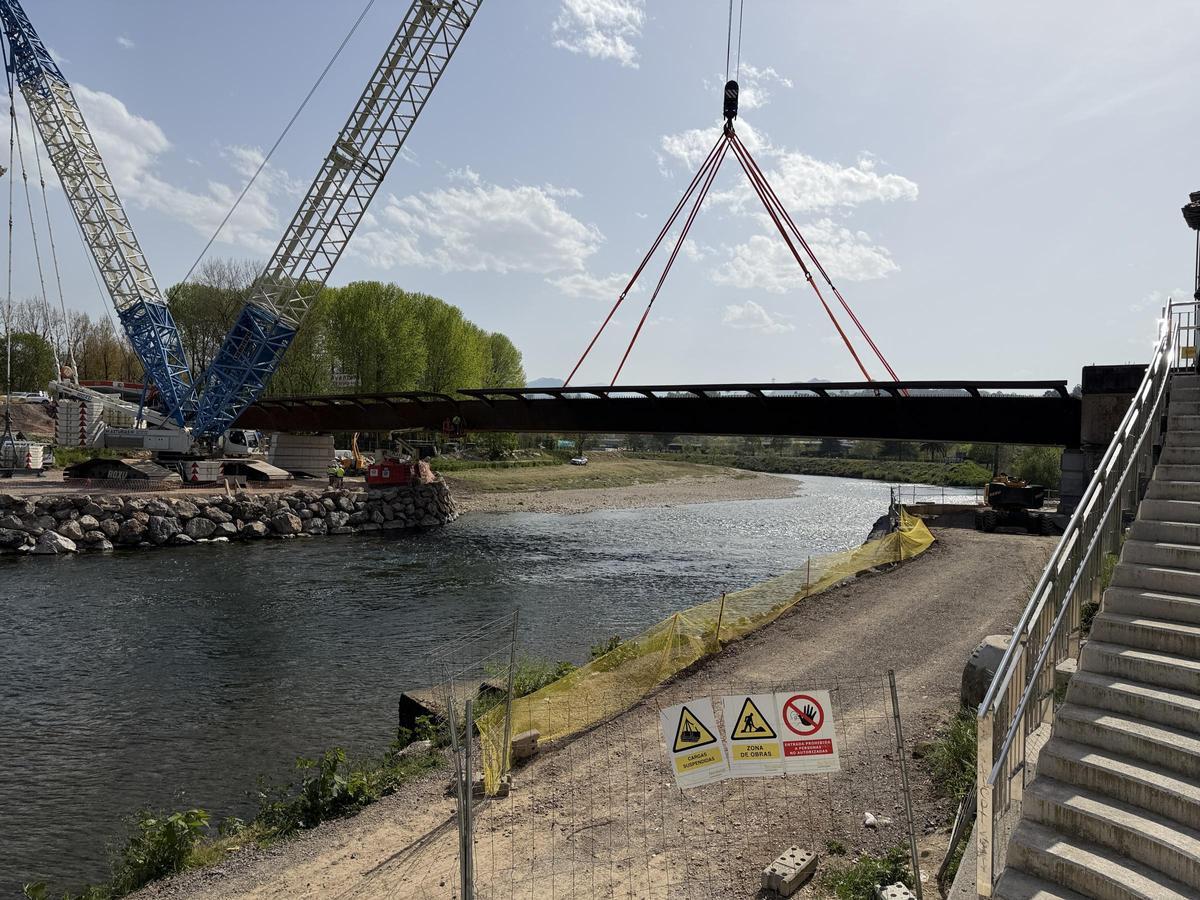 Finaliza el montaje de la estructura metálica del puente de Arriondas