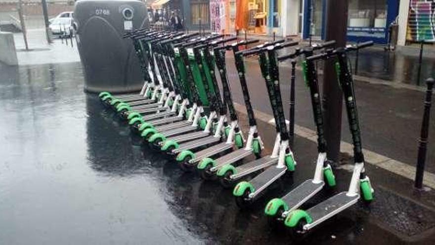 Una estación de patinetes de alquiler en el centro parisino. // FdV