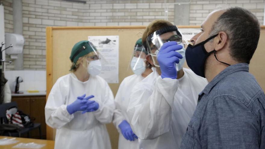 Un equip extraient mostres a l&#039;Institut Rafael Campalans d&#039;Anglès.