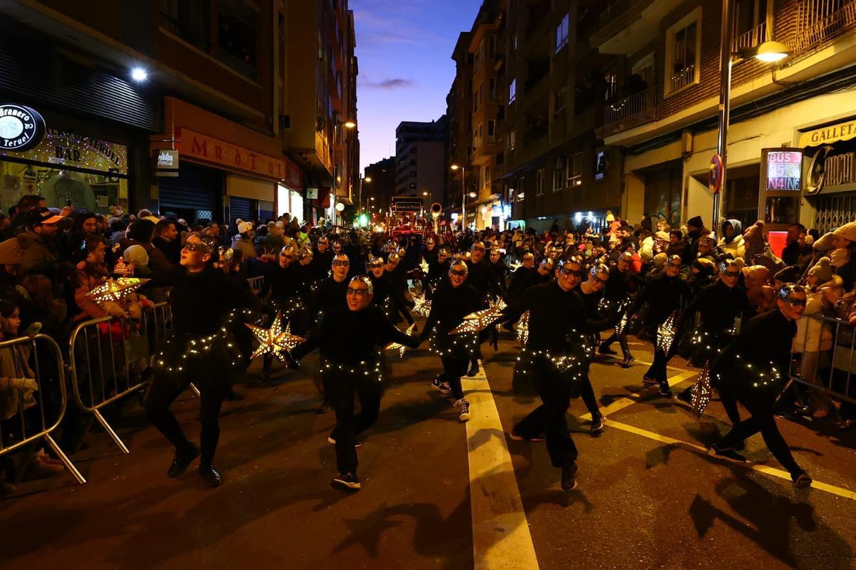En imágenes | El frío de Zaragoza no puede con la ilusión de ver a los Reyes Magos