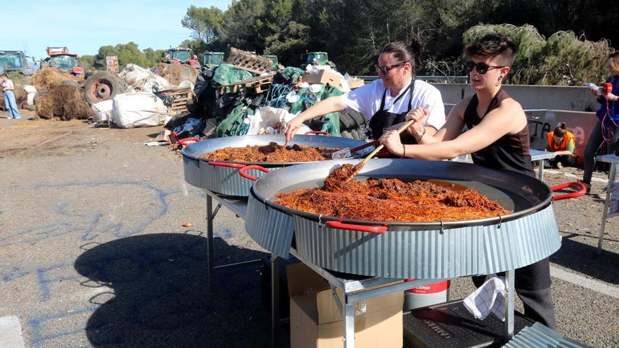 700 racions de fideuada al mig de l&#039;AP-7: els pagesos gironins dinen a l&#039;espera de novetats amb el Ministeri