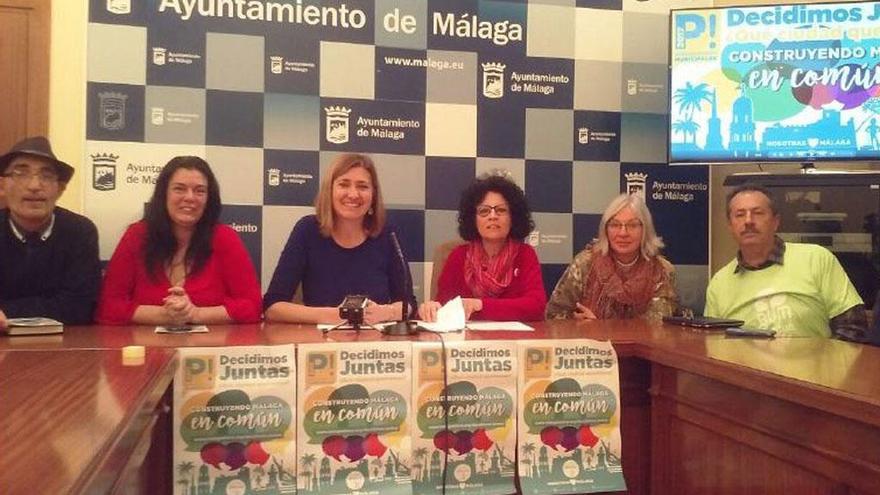 Concejalas de Málaga Ahora con representantes vecinales.