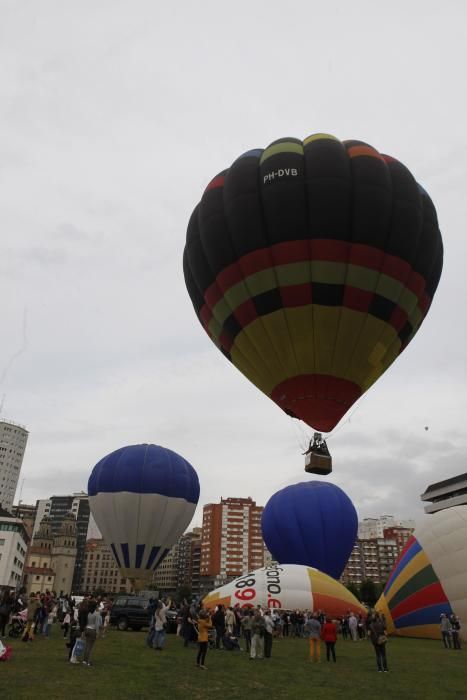 Salida de la regata de globos aerostáticos desde el "solarón", en Gijón.