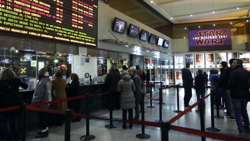 Los amantes  de «Star Wars» llenan las salas en el preestreno del octavo episodio