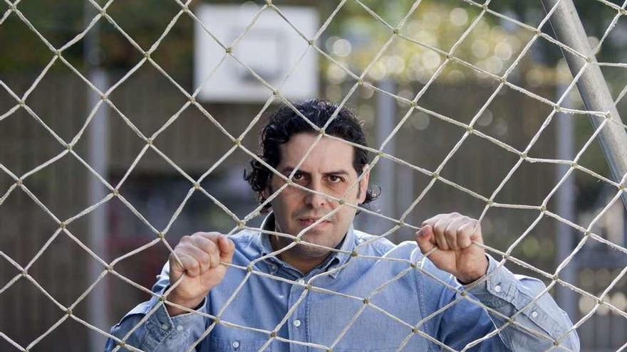 David González, ayer, en la pista de baloncesto de la alameda municipal. // Bernabé/Ana Agra