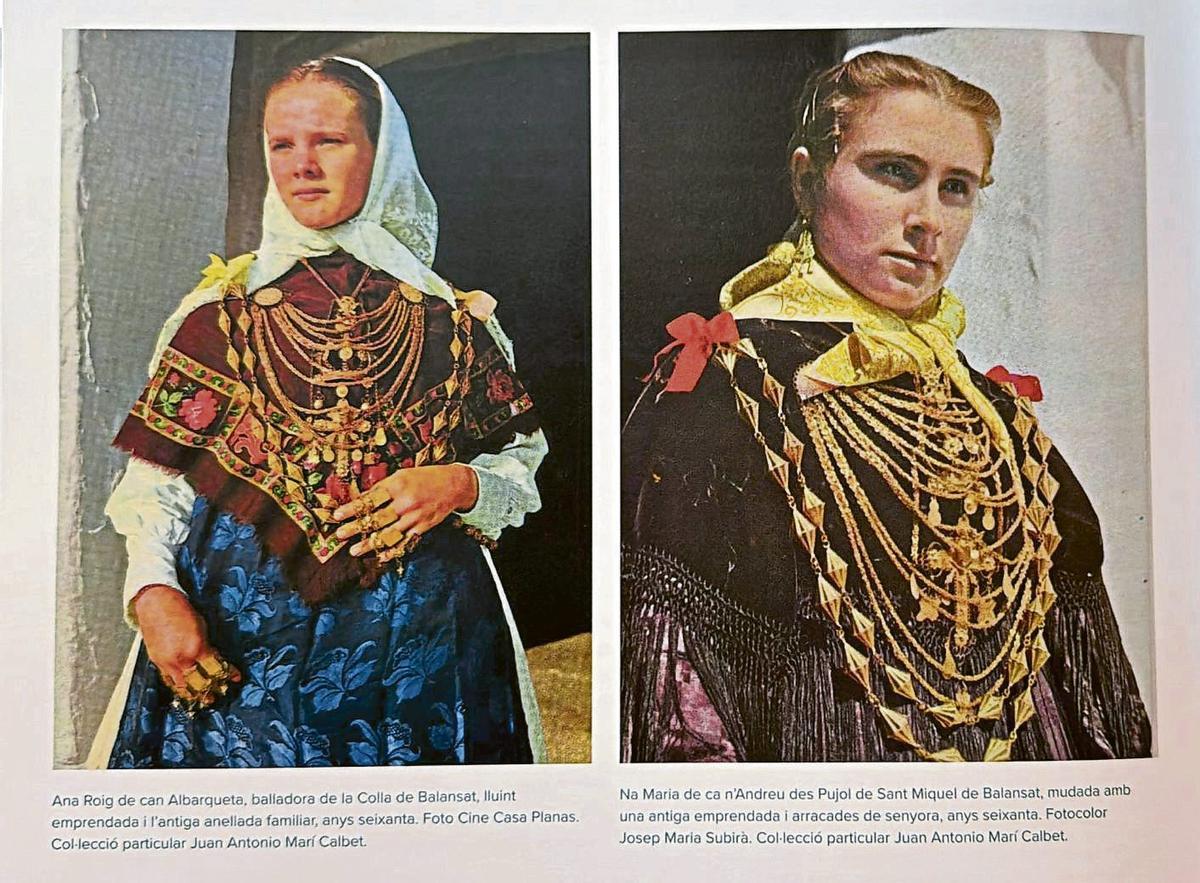 Una página del libro muestra los retratos de dos mujeres que portan joyas ibicencas en los años sesenta. | DI