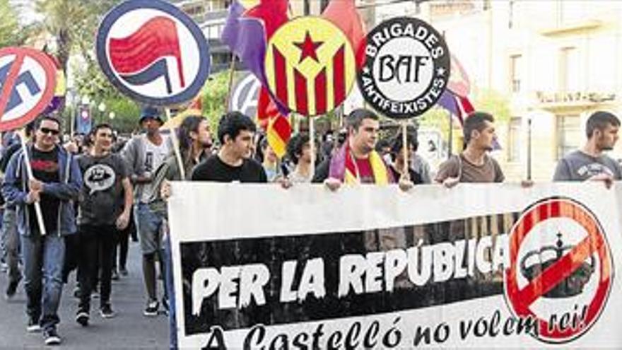 MANIFESTANTES CLAMAN EN FAVOR DE LA III REPÚBLICA