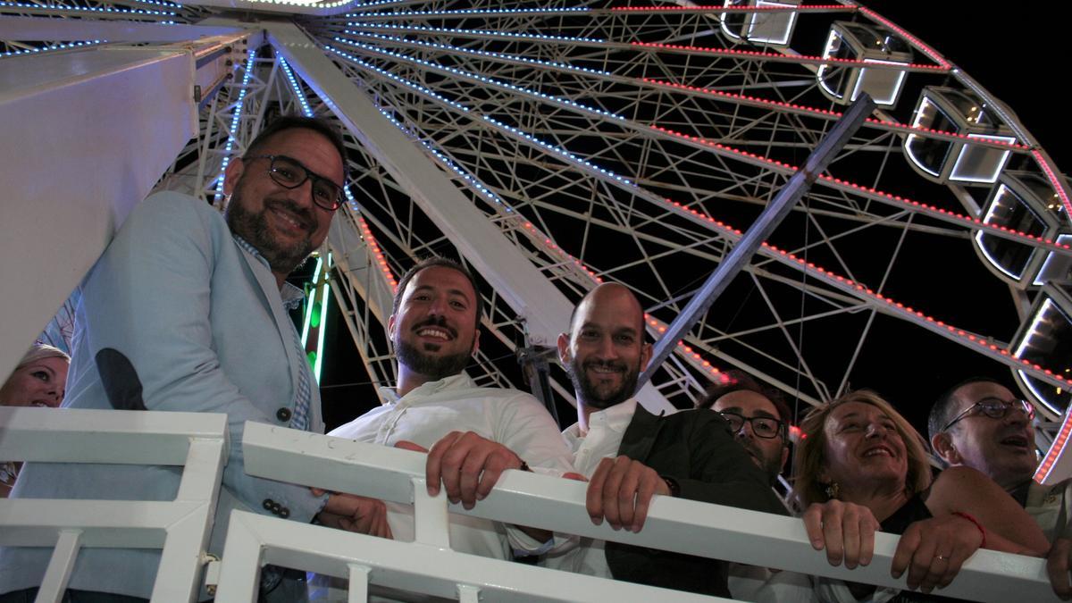 Diego José Mateos, Francisco Morales, Antonia Pérez, Isidro Abellán, José Ángel Ponce y María Ángeles Mazuecos, en los ‘caballitos’ del ferial durante su inauguración