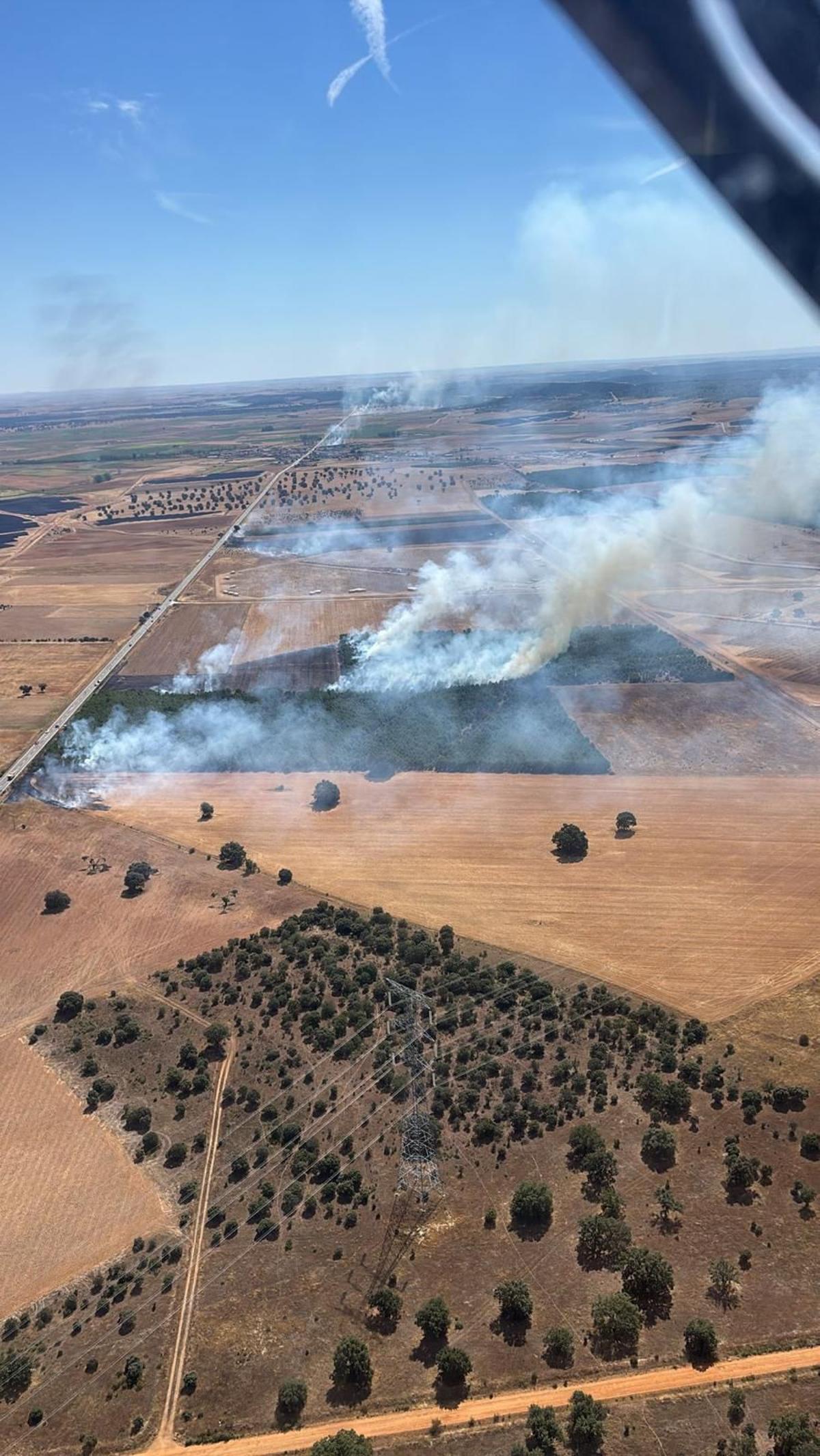 Un camión que circulaba por la N-630 con una rueda ardiendo, posible causa del incendio de Pozuelo de Tábara.