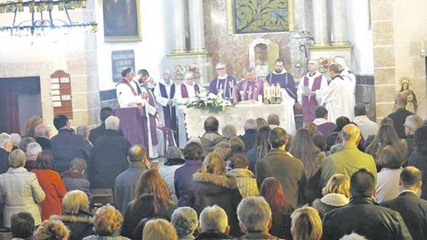 El obispo de Mallorca oficia la celebración ante un buen número de feligreses congregados.