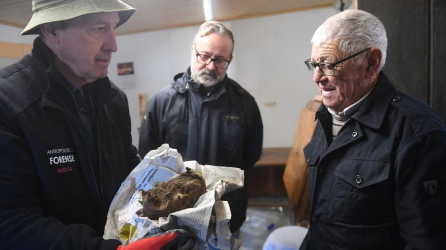 El forense muestra a Orientado uno de los cráneos.   | // CARLOS PARDELLAS
