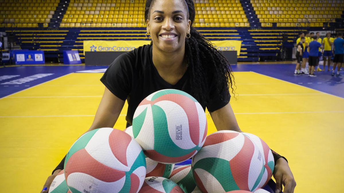 Sulián Matienzo posa junto al carro de los balones en la pista del Centro Insular de Deportes