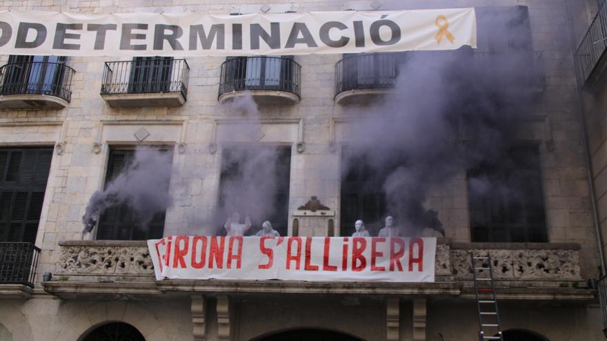 Un acte simbòlic &quot;allibera&quot; Girona per commemorar el 5è aniversari de l&#039;1-O a la ciutat