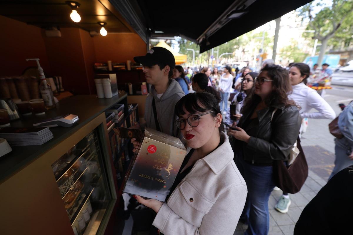 Una ganadora de un lote de la saga 'Empíreo', en el quiosco de Good News ambientado en los libros de Rebecca Yarros
