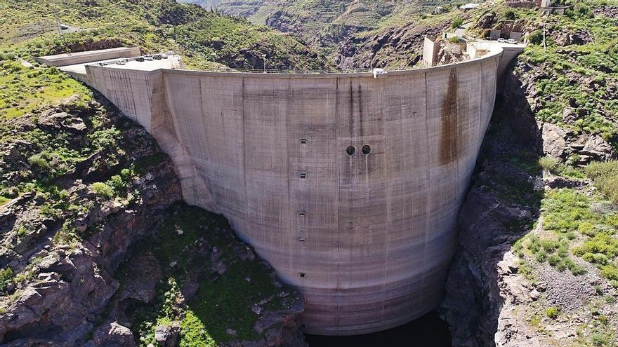 Salvar Chira-Soria denuncia el peligro medioambiental de vaciar la presa