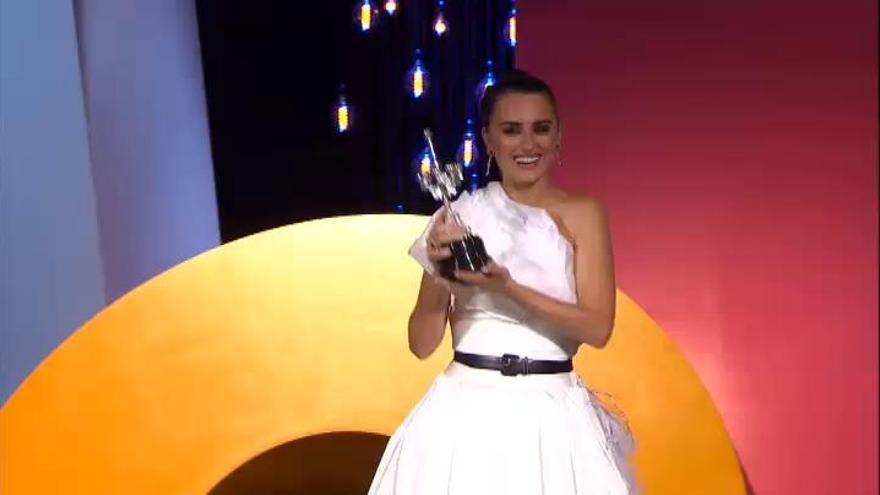 Penélope Cruz recibe el Premio Donostia de las manos de Bono de U2