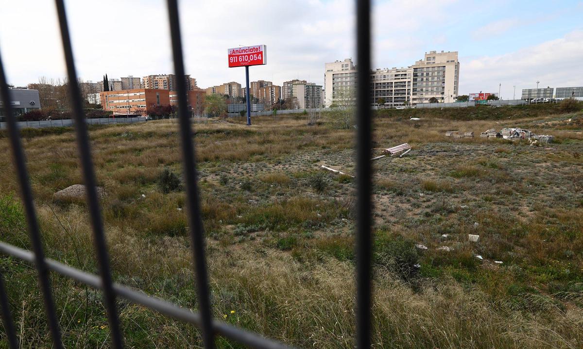 Solar donde hay contemplado un rascacielos con 440 viviendas, entre la avenida Navarra y la estación Delicias de Zaragoza.