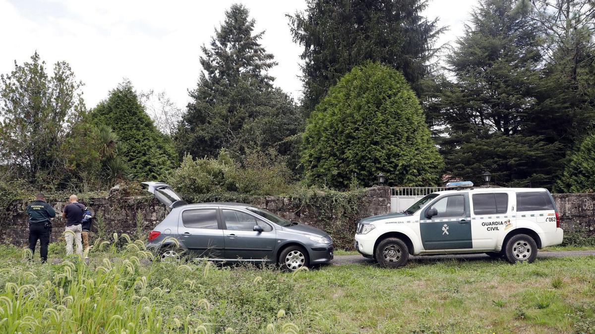 Efectivos de la Guardia Civil en el exterior del chalé donde fue asesinada Asunta.