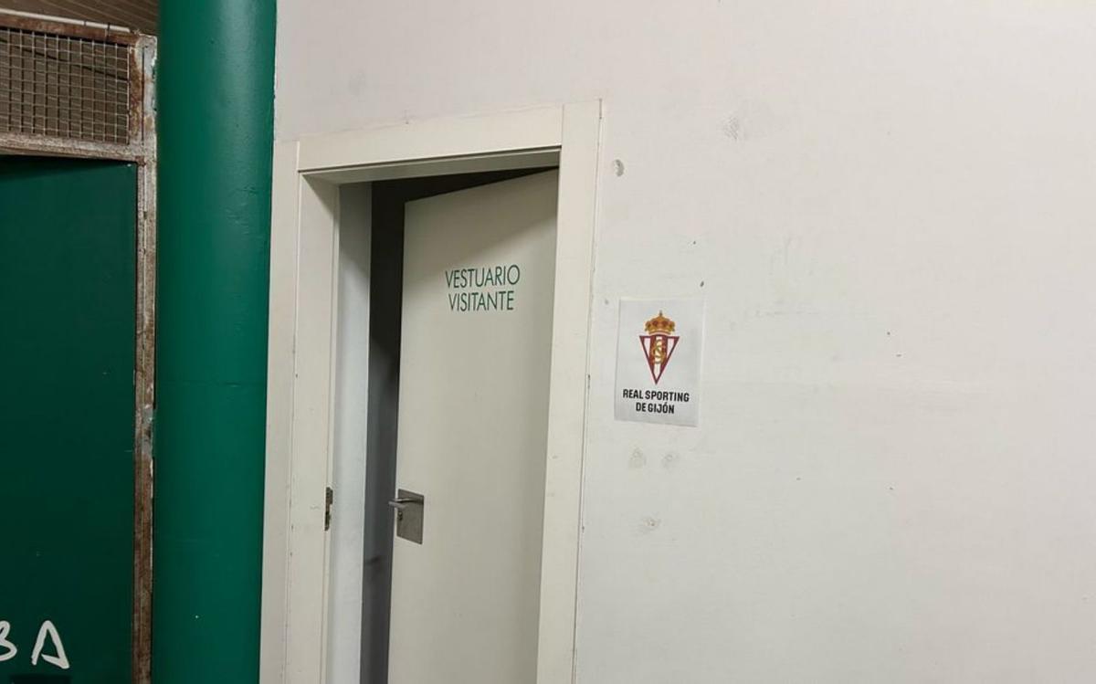 Puerta de acceso al vestuario del Sporting en El Nuevo Arcángel. | A. M.