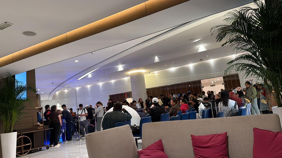 Viajeros esperando por información y traslados en el aeropuerto, en una imagen facilitada por Rocío.