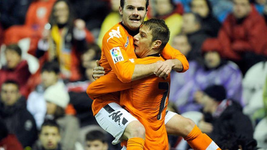 Juan Mata s&#039;abraça amb Joaquín després de marcar un gol amb la samarreta del València.