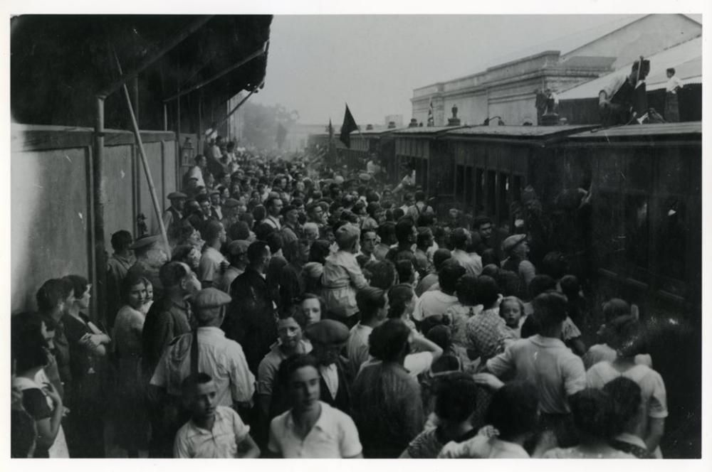 Vista general de l’estació de Sant Feliu durant la Guerra Civil amb el tren a puntde sortir per transportar soldats al front