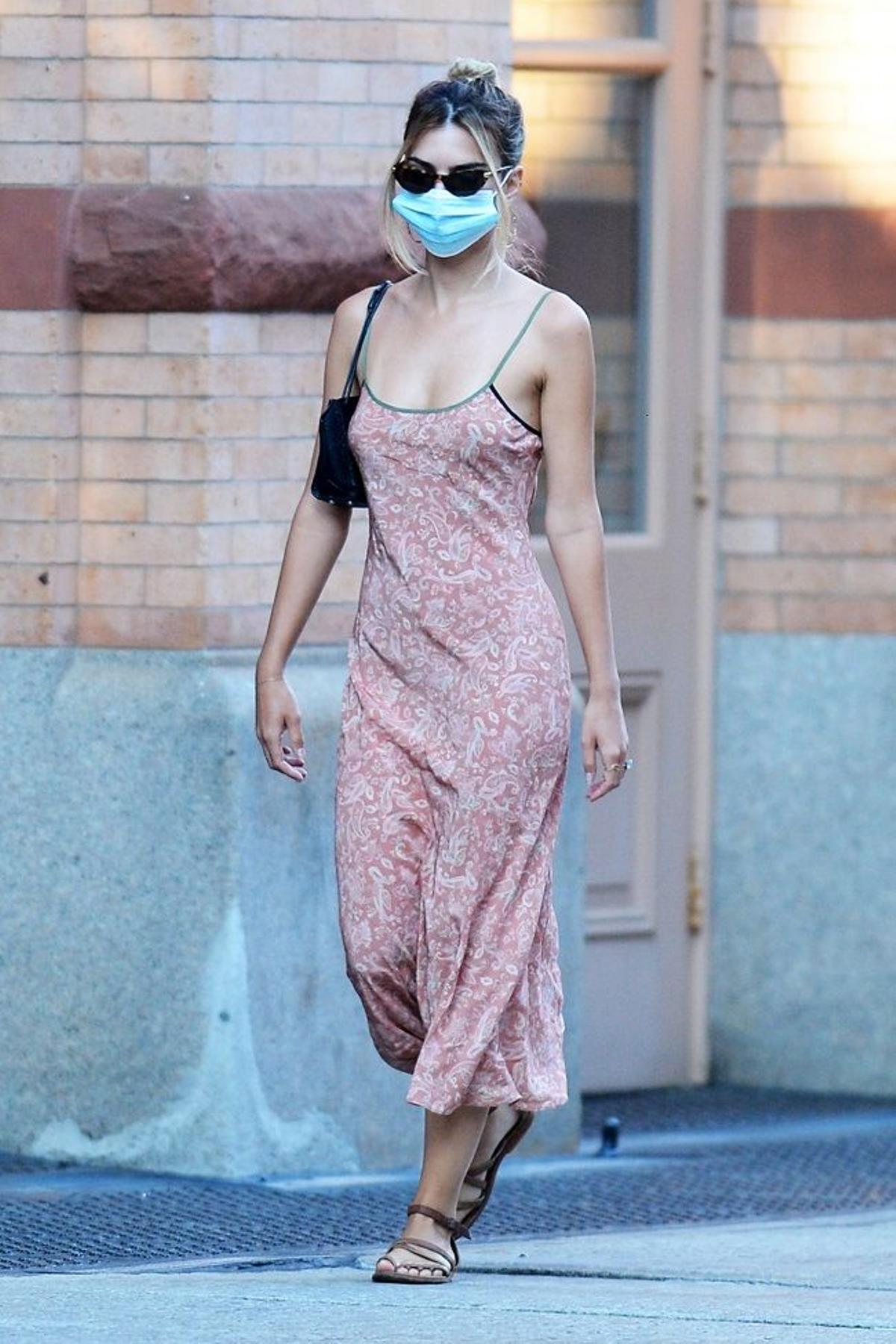 Emily Ratajkowski con vestido estampado de Réalisation Par y sandalias planas