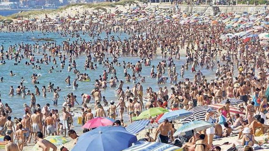 La playa de Samil, ayer, abarrotada de bañistas.  // Marta G. Brea