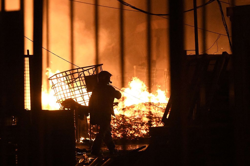 Estas son las imágenes que el aparatoso incendio de Puente Tocinos ha dejado este sábado