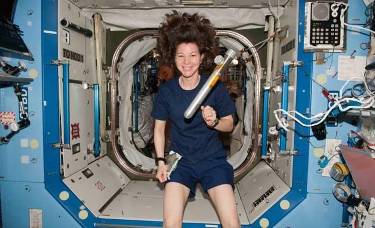 L’astronauta de la NASA Catalina ’Cady’ Coleman, enginyera de vol de l’Expedició 26, davant d’un cilindre de metall dissenyat al laboratori Destiny de l’Estació Espacial Internacional.