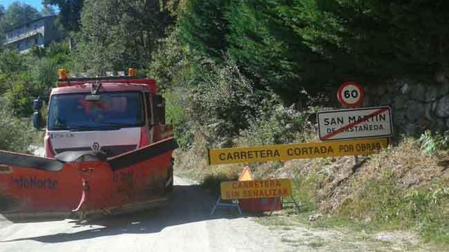 Carretera cortada durante la reparación de la vía de Peces.