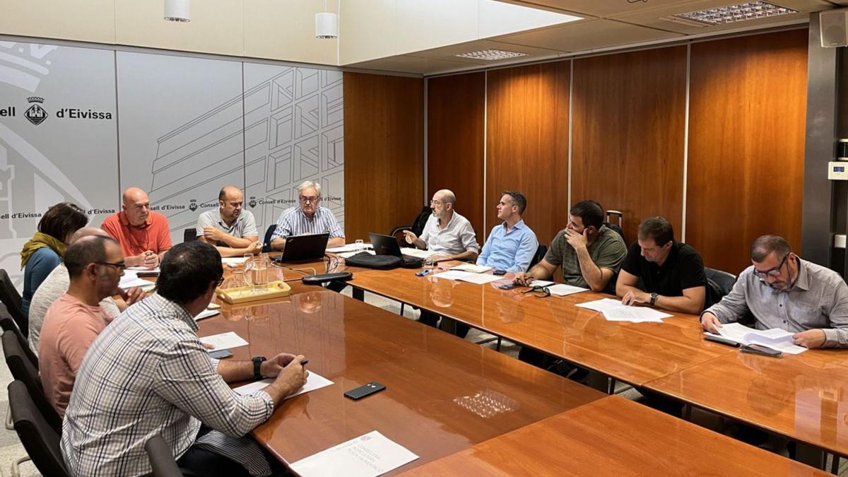 Reunión, ayer, del Consell de Pesca de Balears en la sede del Consell de Eivissa. | G.B