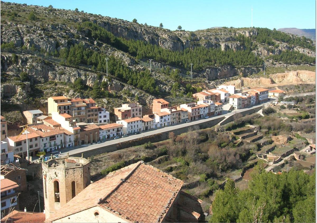 Huertas escalonadas y pueblo.